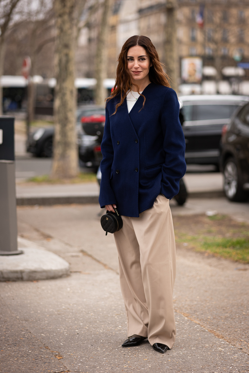 Street Style - Paris Fashion Week - Womenswear Fall Winter 2023 2024 : Day Nine Giacca blu donna blazer abbinamento 2023: outfit eleganti | Amica - immagine 1