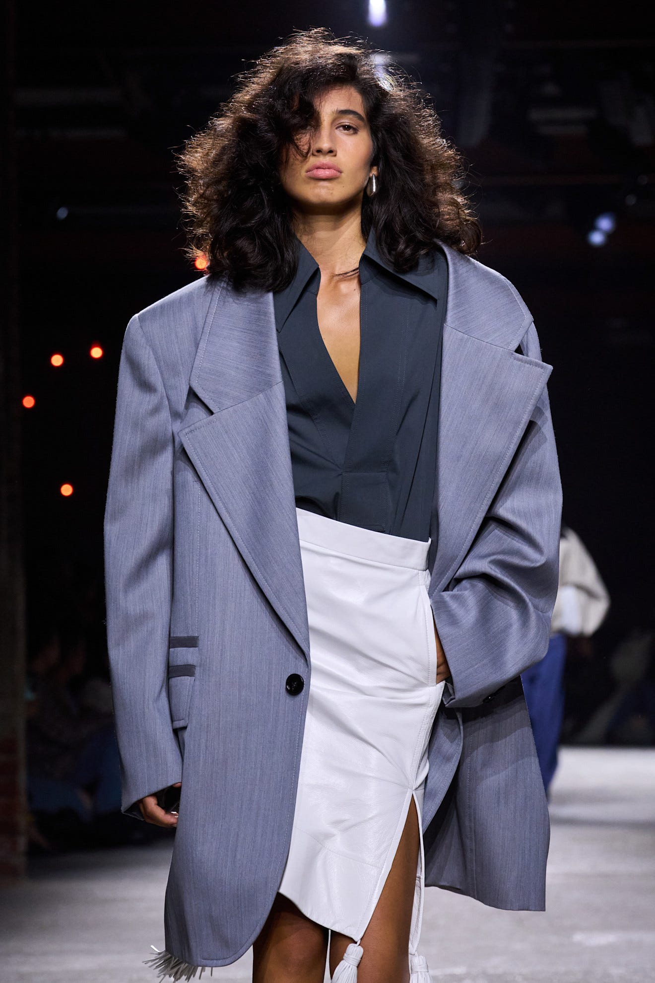 blazer-oversize-donna-732fzv-1.jpg Trend moda Primavera 2025: il blazer over, abbondante e elegante - immagine 1