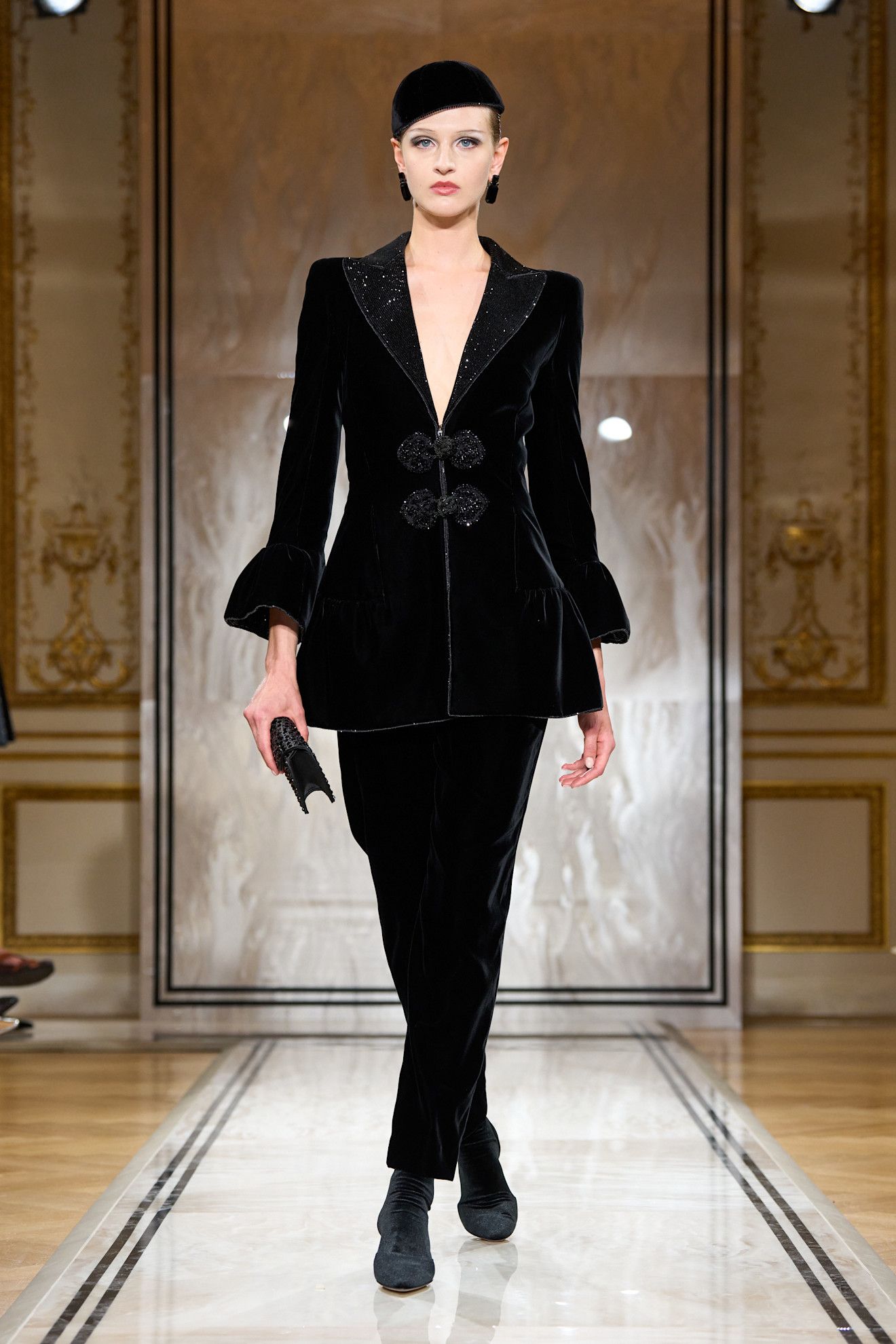 blazer-velluto-donna-272bxi-1.jpg Come abbinare il blazer di velluto secondo le tendenze invernali | Vogue Italia - immagine 1