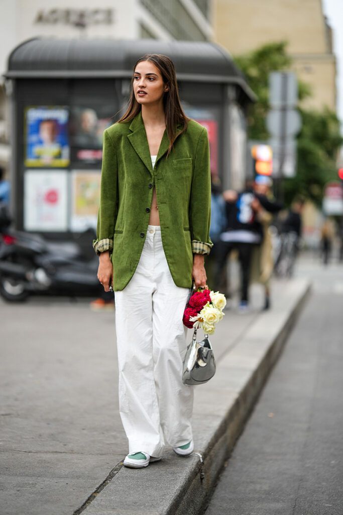 Street Style - Paris Fashion Week - Menswear Spring/Summer 2023 : Day Five Giacca velluto a coste donna: come abbinarla Inverno 22/23 | iO Donna - immagine 1