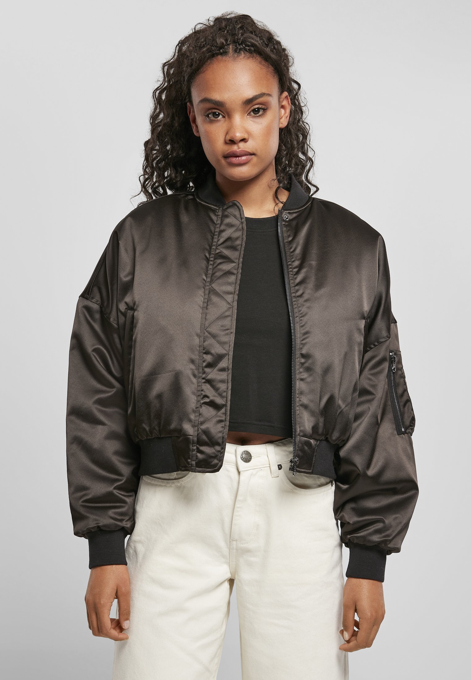 bomber-nero-donna-201avt-1.jpg Urban Classics LADIES SHORT OVERSIZED SATIN BOMBER JACKET Giubbotto Bomber black/nero Zalando.it - immagine 1