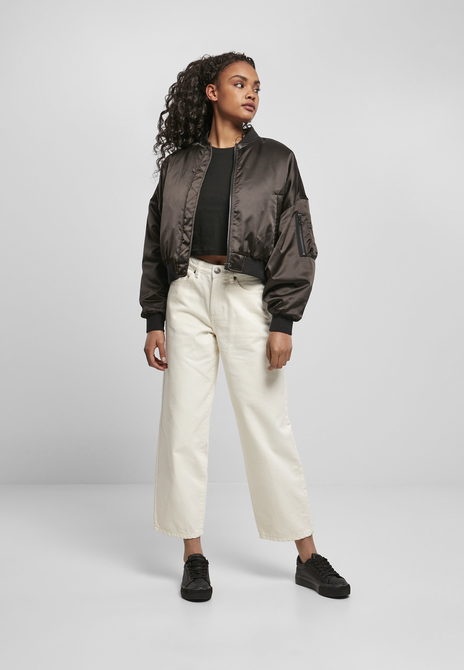 bomber-nero-donna-400znz-1.jpg Urban Classics LADIES SHORT OVERSIZED SATIN BOMBER JACKET Giubbotto Bomber black/nero Zalando.it - immagine 1