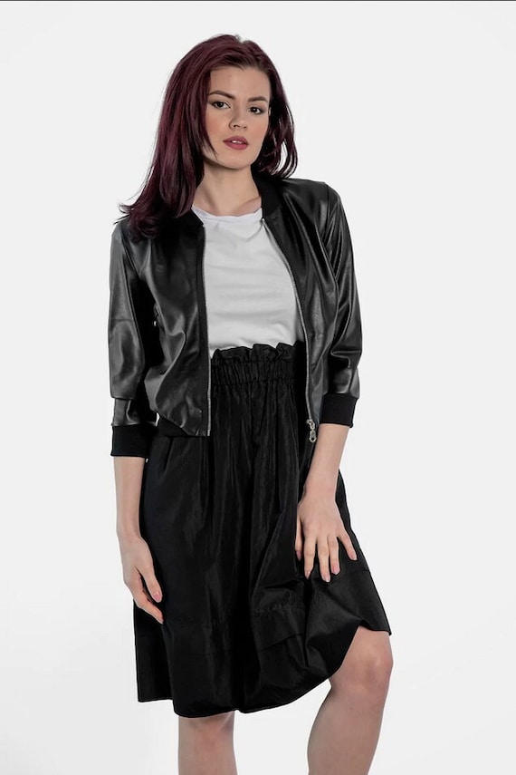 bomber-nero-donna-826gye-1.jpg Giubbotto bomber in pelle vegana nera: ecopelle corta da donna Etsy Italia - immagine 1