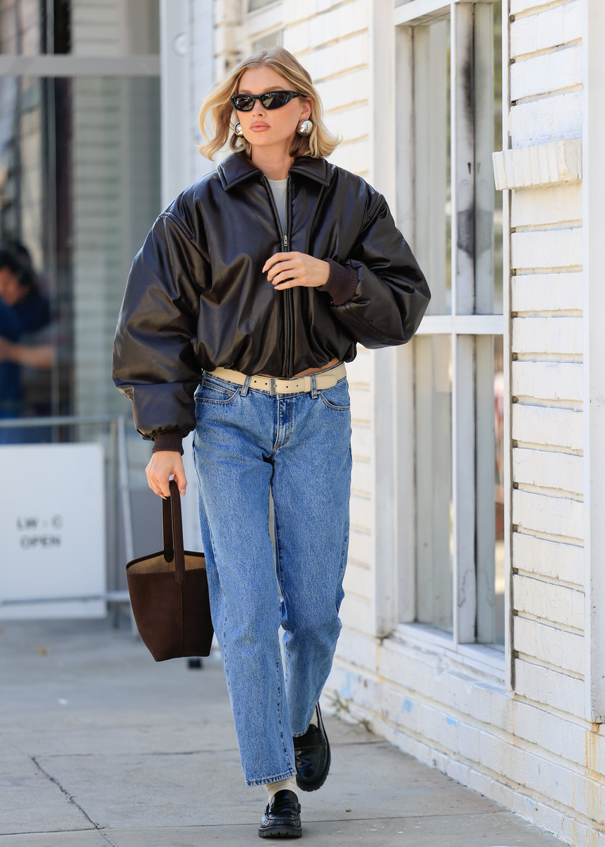 Celebrity Sightings In Los Angeles - October 12, 2023 Bomber pelle donna outfit: come abbinarlo | Amica - immagine 1