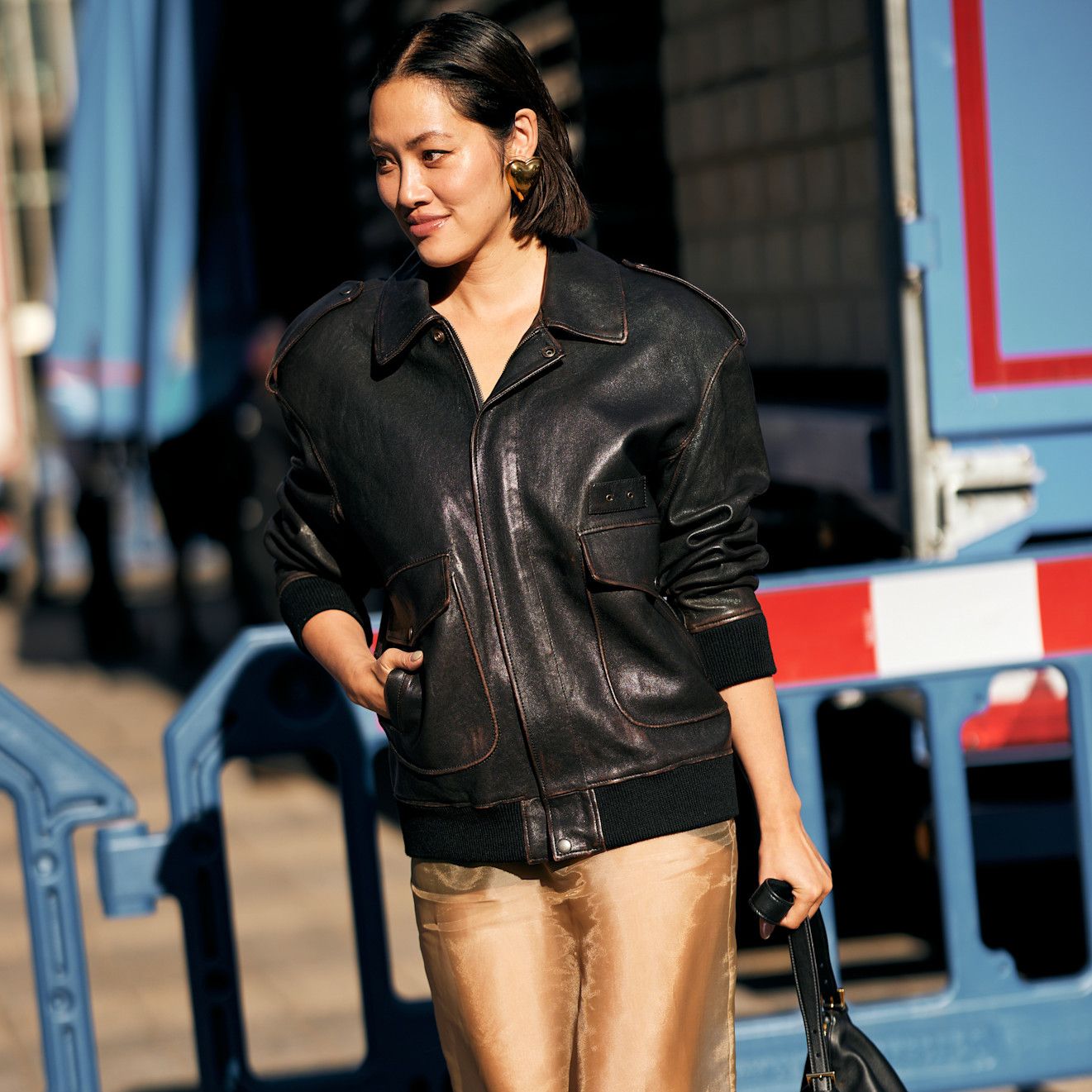 bomber-pelle-donna-123aei-1.jpg Il bomber di pelle è la giacca cool da indossare questo autunno | Vogue Italia - immagine 1