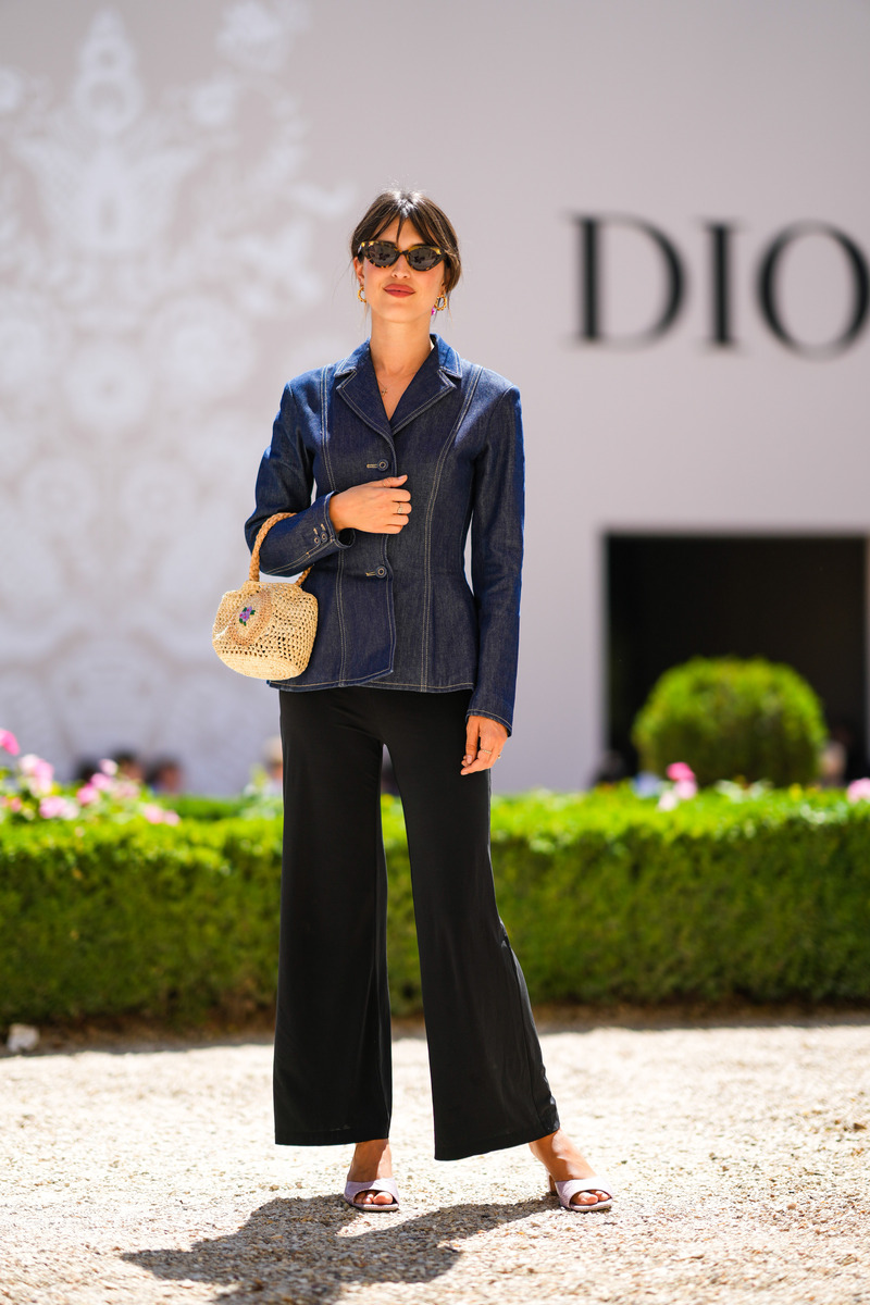 Street Style - Paris Fashion Week - Haute Couture Fall Winter 2022 2023 : Day One Giacca blu donna blazer abbinamento 2023: outfit eleganti | Amica - immagine 1