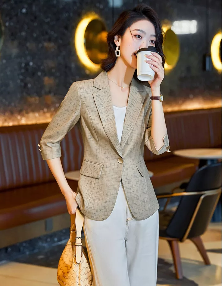 giacca-donna-elegante-220hlw.webp Giacca tailleur donna blazer spezzato ufficio beige elegante corta slim 14955 - immagine 1