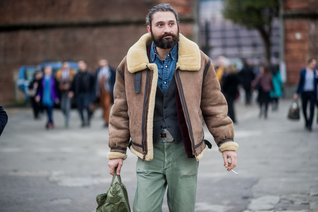 Street Style: January 09 - 93. Pitti Uomo Tutto sul montone uomo: il capo anni '70 più attuale che mai Iconmagazine - immagine 1