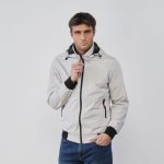 Giacca grigia sportiva da uomo in tessuto tecnico con tasche e cappuccio