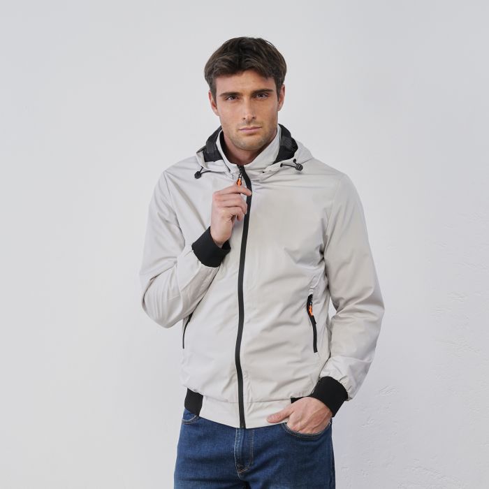 giacca-sportiva-uomo-395pdo-1.jpg Giacca grigia sportiva da uomo in tessuto tecnico con tasche e cappuccio - immagine 1