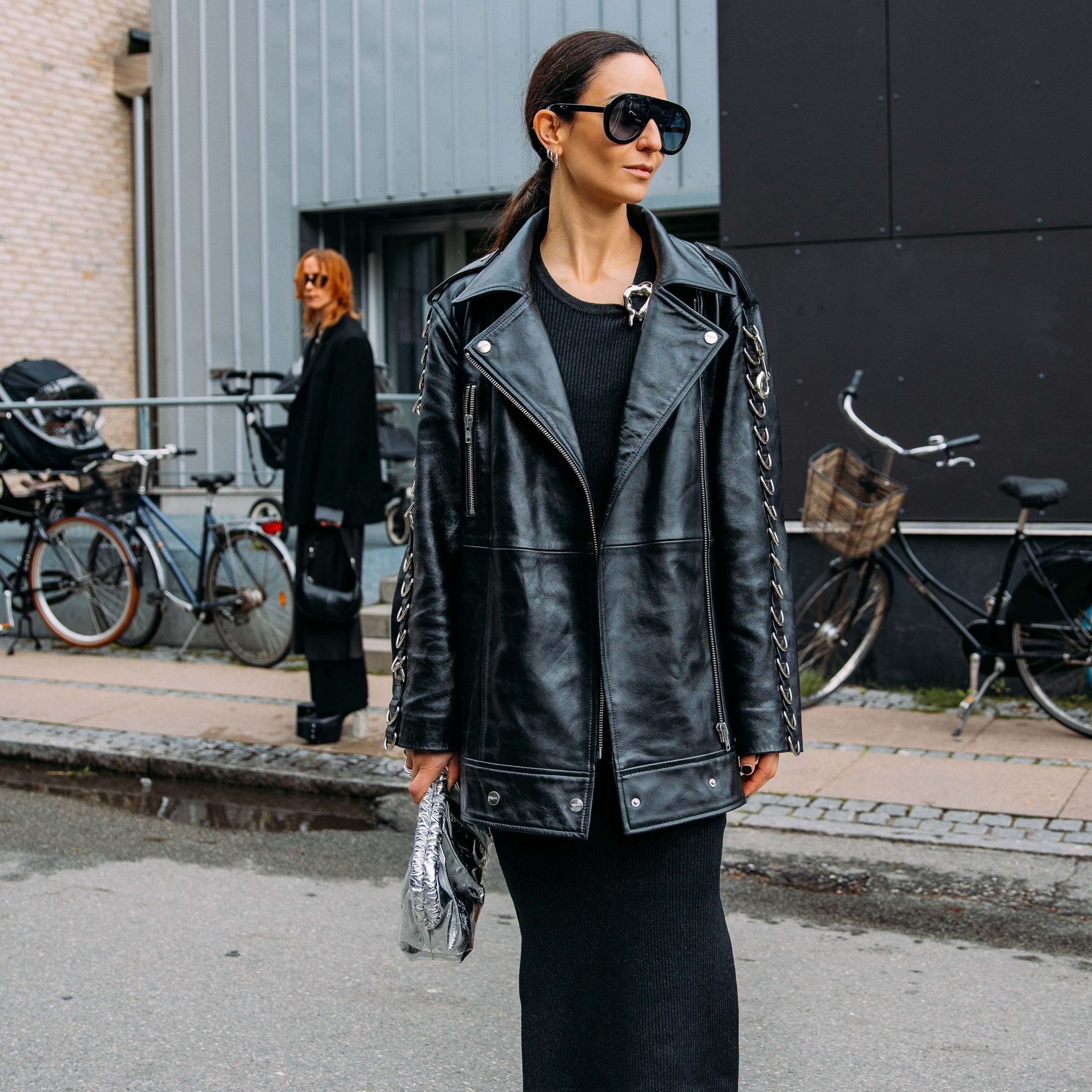 giubbotto-di-pelle-112wje-1.jpg Giacca di pelle nera 2023: migliori modelli autunno inverno | Vogue Italia - immagine 1